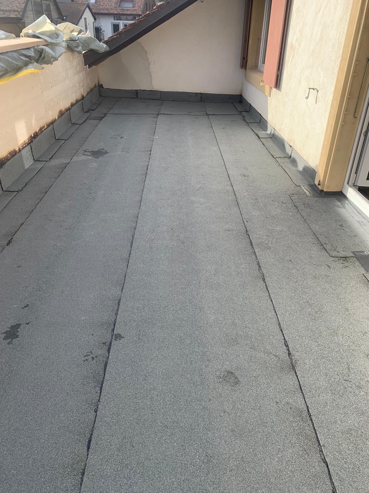 Torch-welded bitumen terrace between two walls