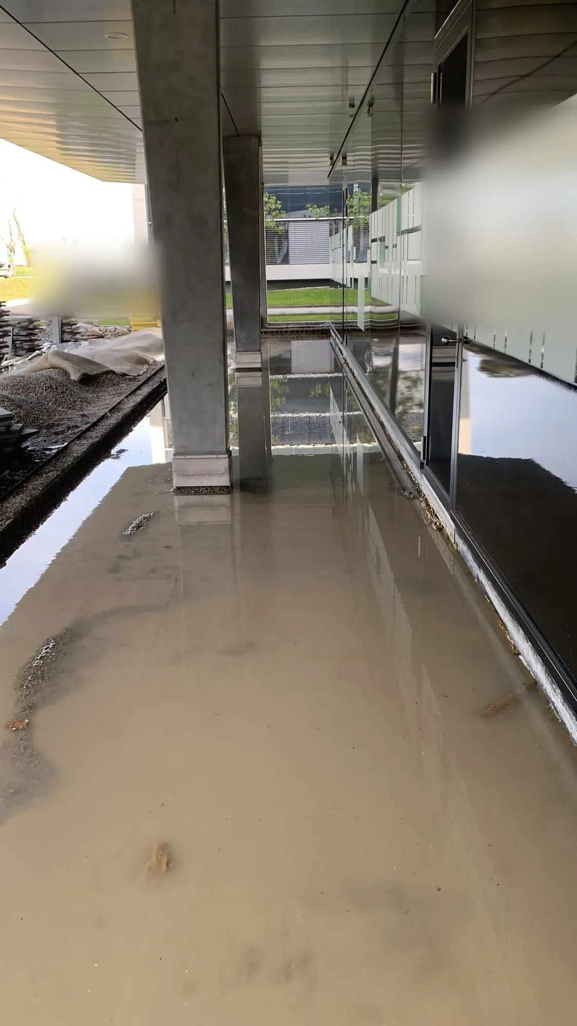 Überdachter Laubengang mit stehendem Wasser, vor den Arbeiten