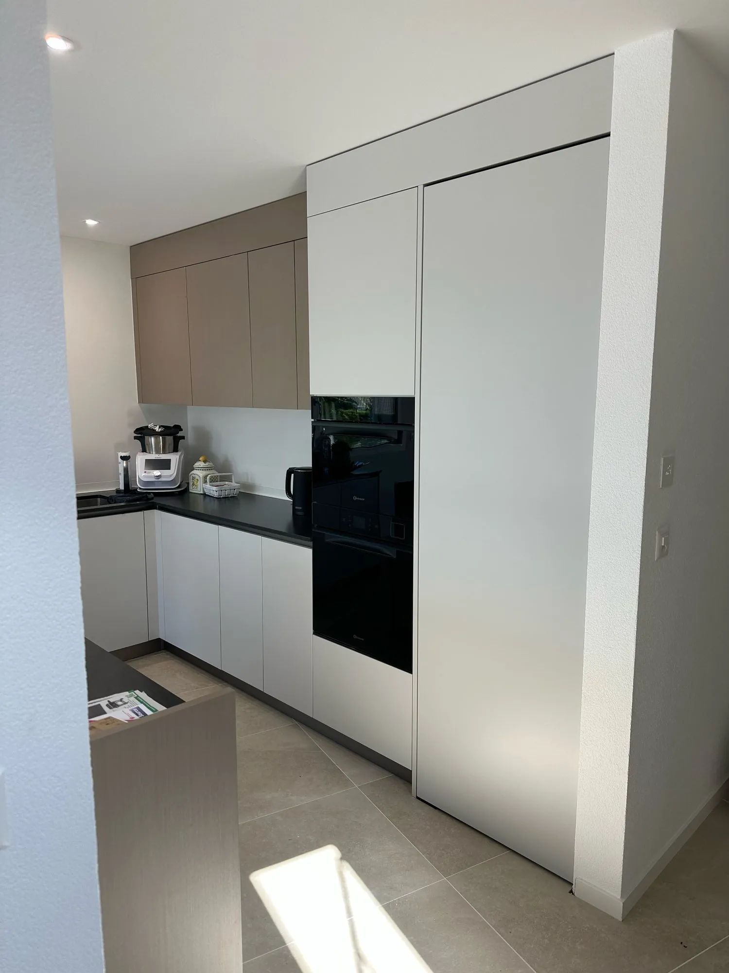 Weisser Hochschrank mit Einbaubackofen und L-Schenkel