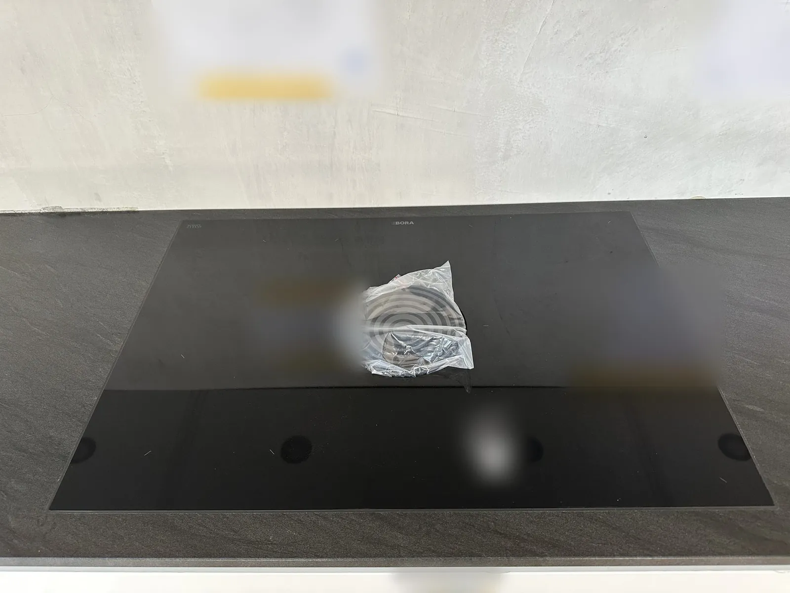 Detail des Kochfelds auf schwarzer Platte