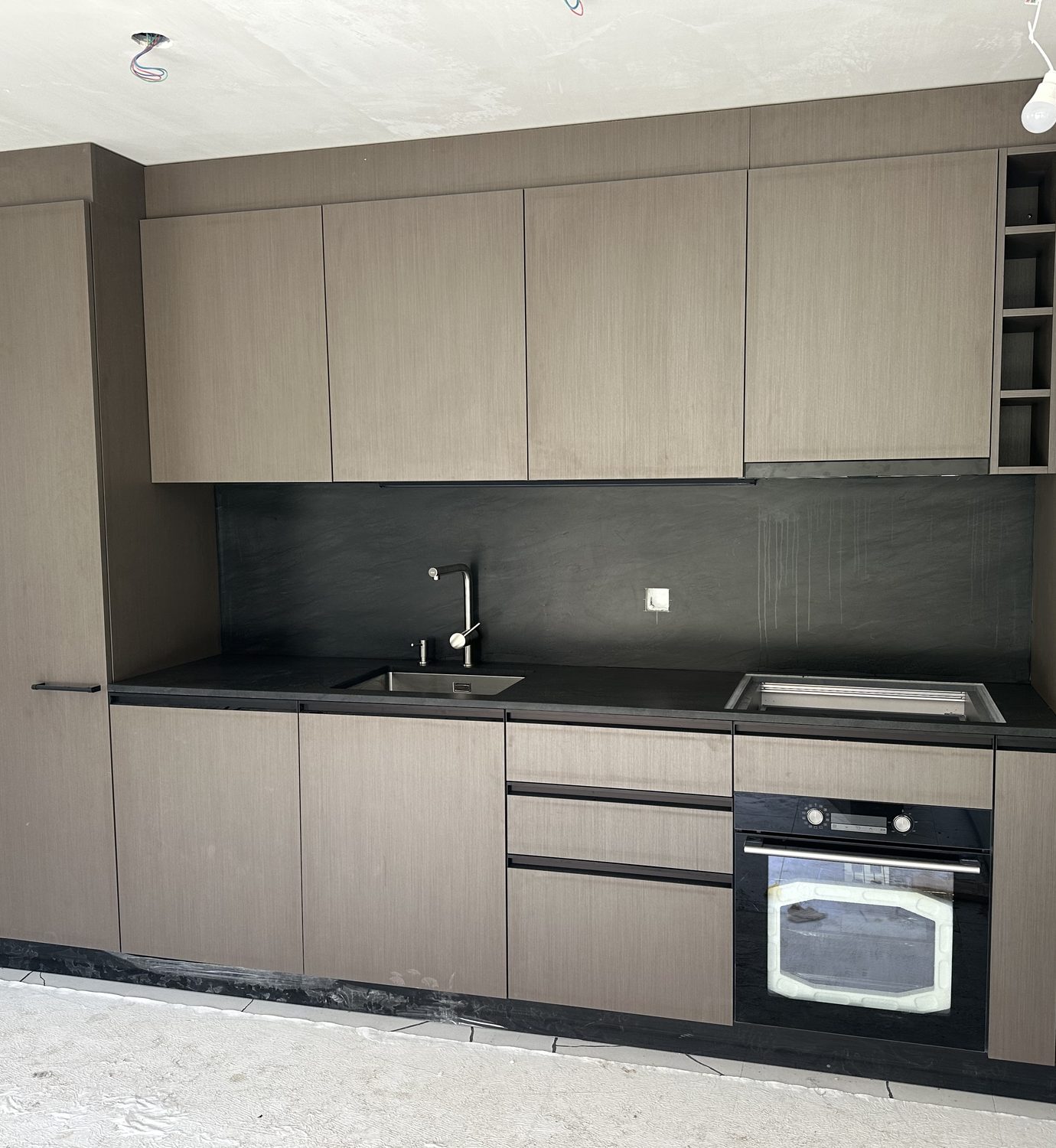 Oven tower of the taupe kitchen