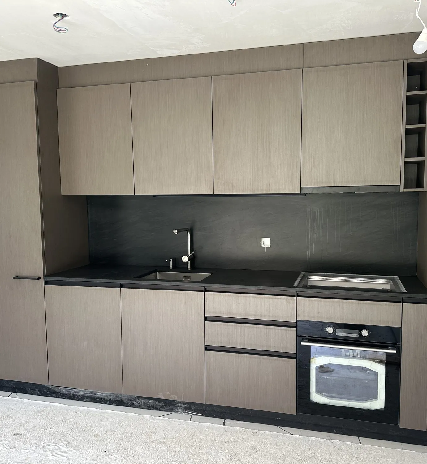 Backofen-Hochschrank der taupefarbenen Küche