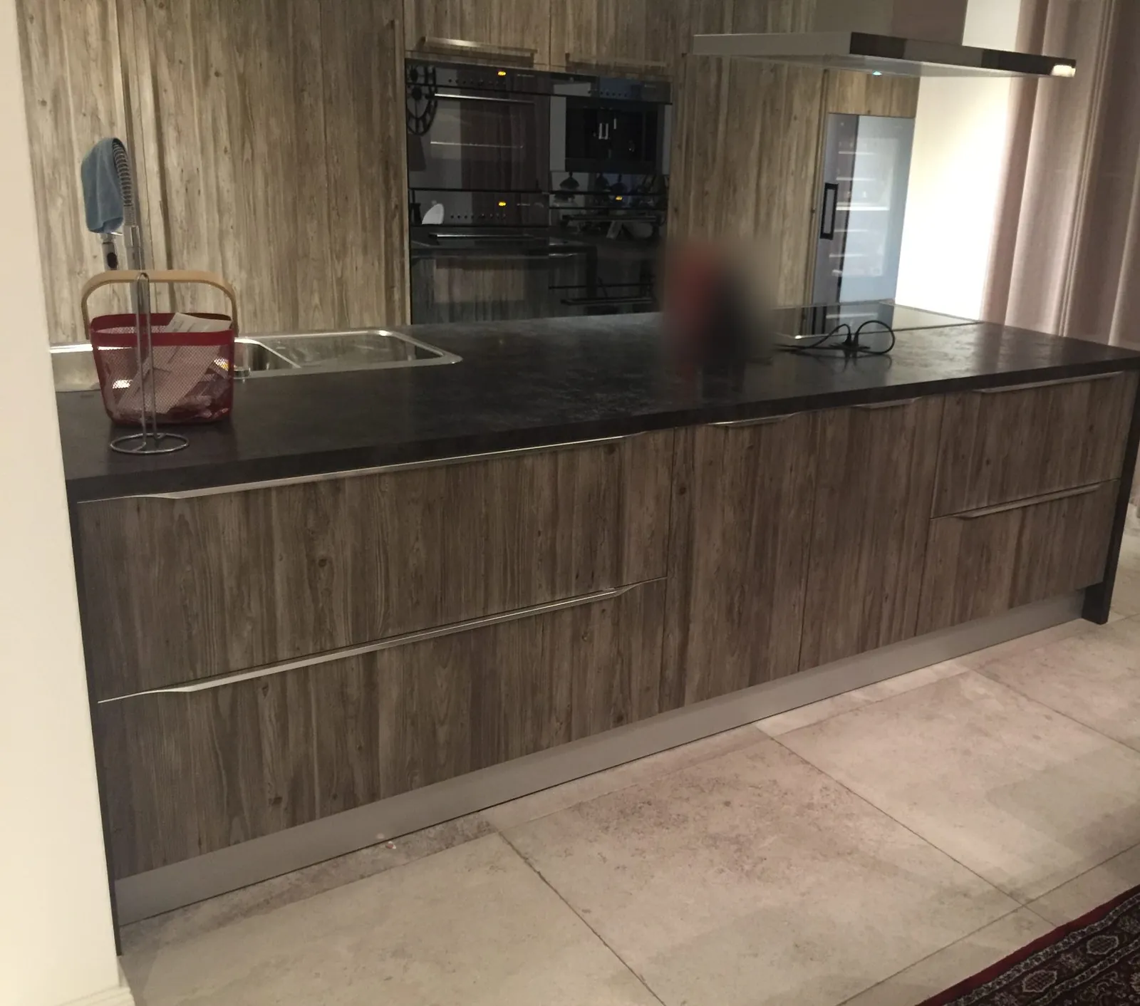 Fronten in dunklem Holz und Chromstahlgriffe