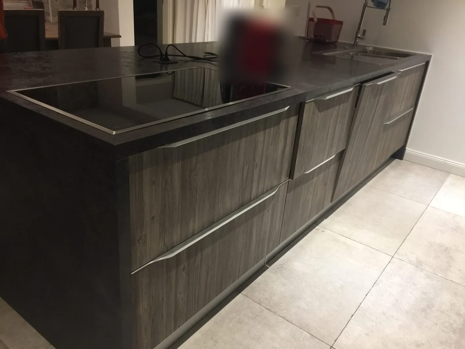 Küche in dunklem Holzdekor, Gesamtansicht
