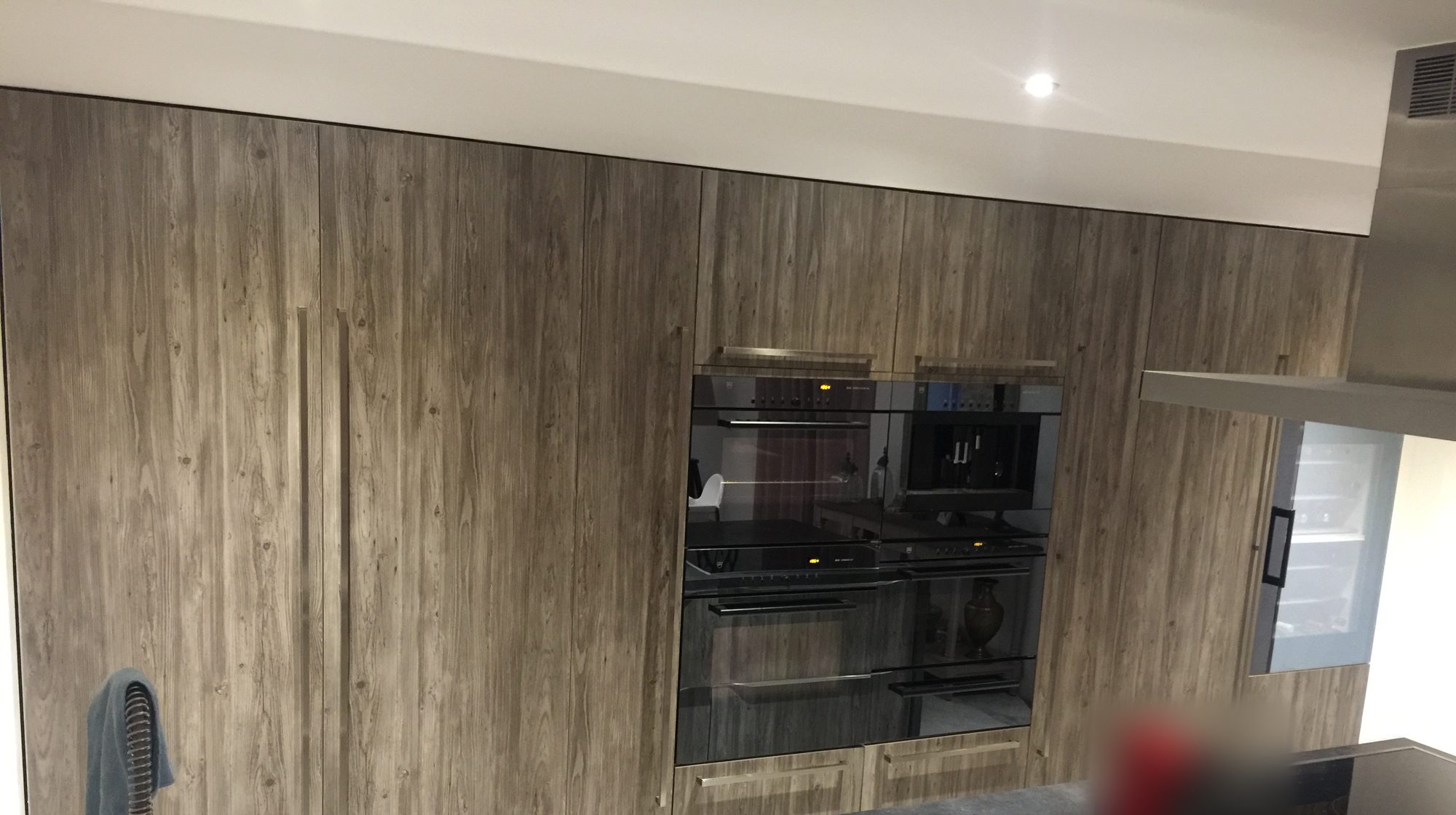 Anthracite worktop of the dark wood kitchen