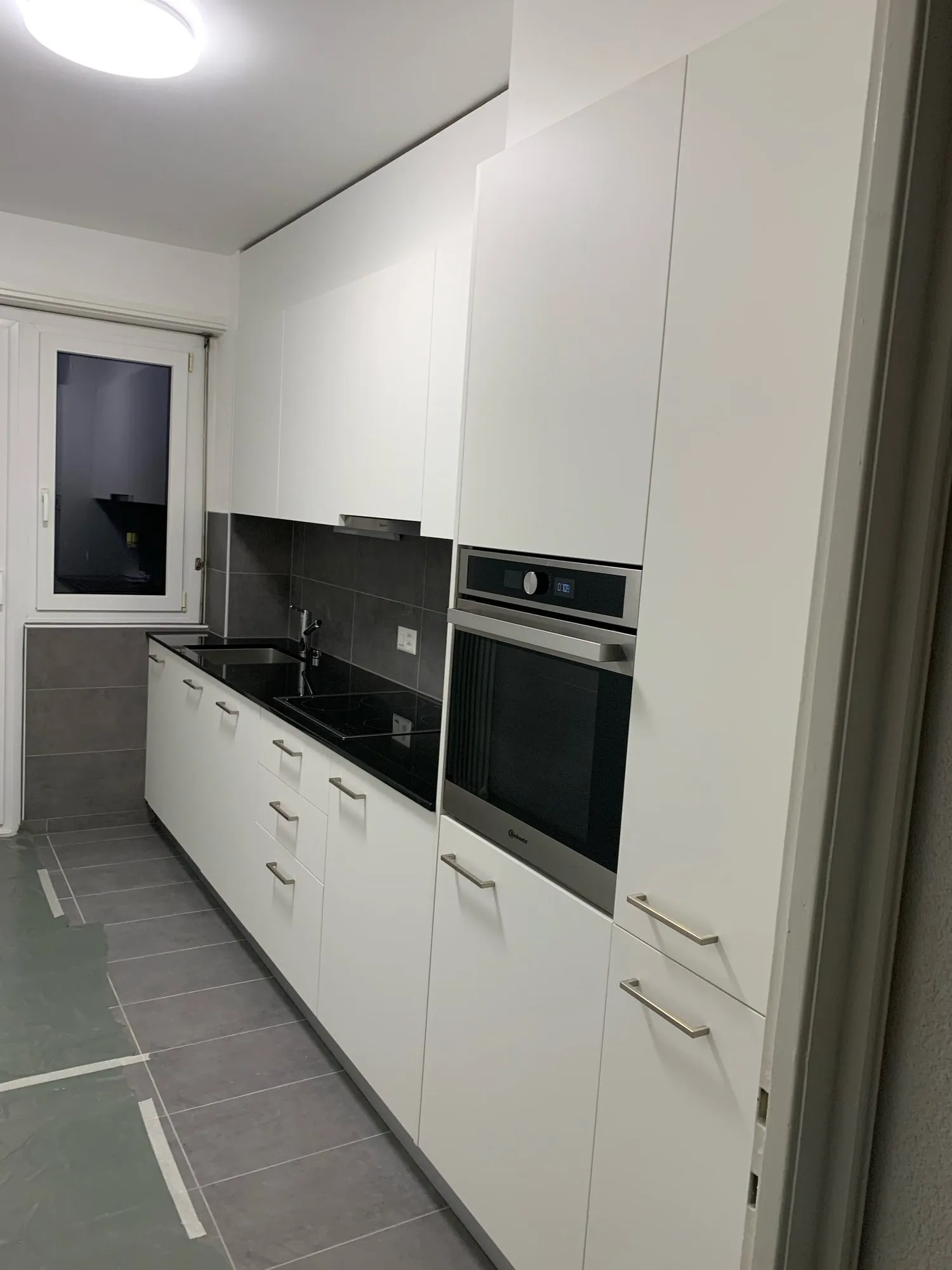 Backofen-Hochschrank und weisse Küche, andere Ansicht
