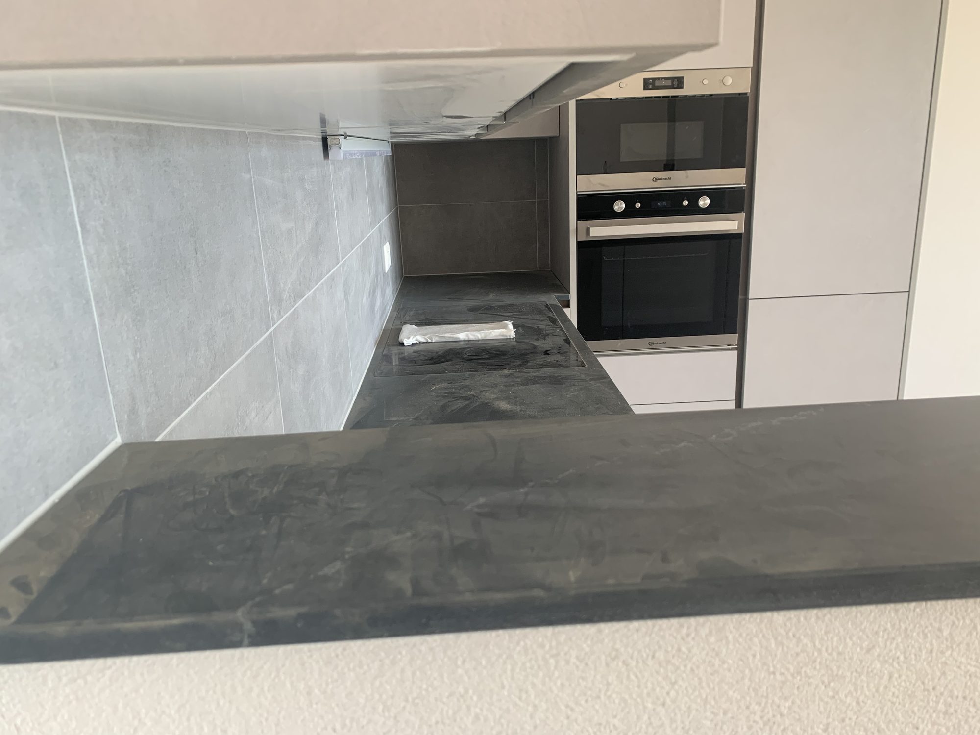Detail of the anthracite worktop and ovens