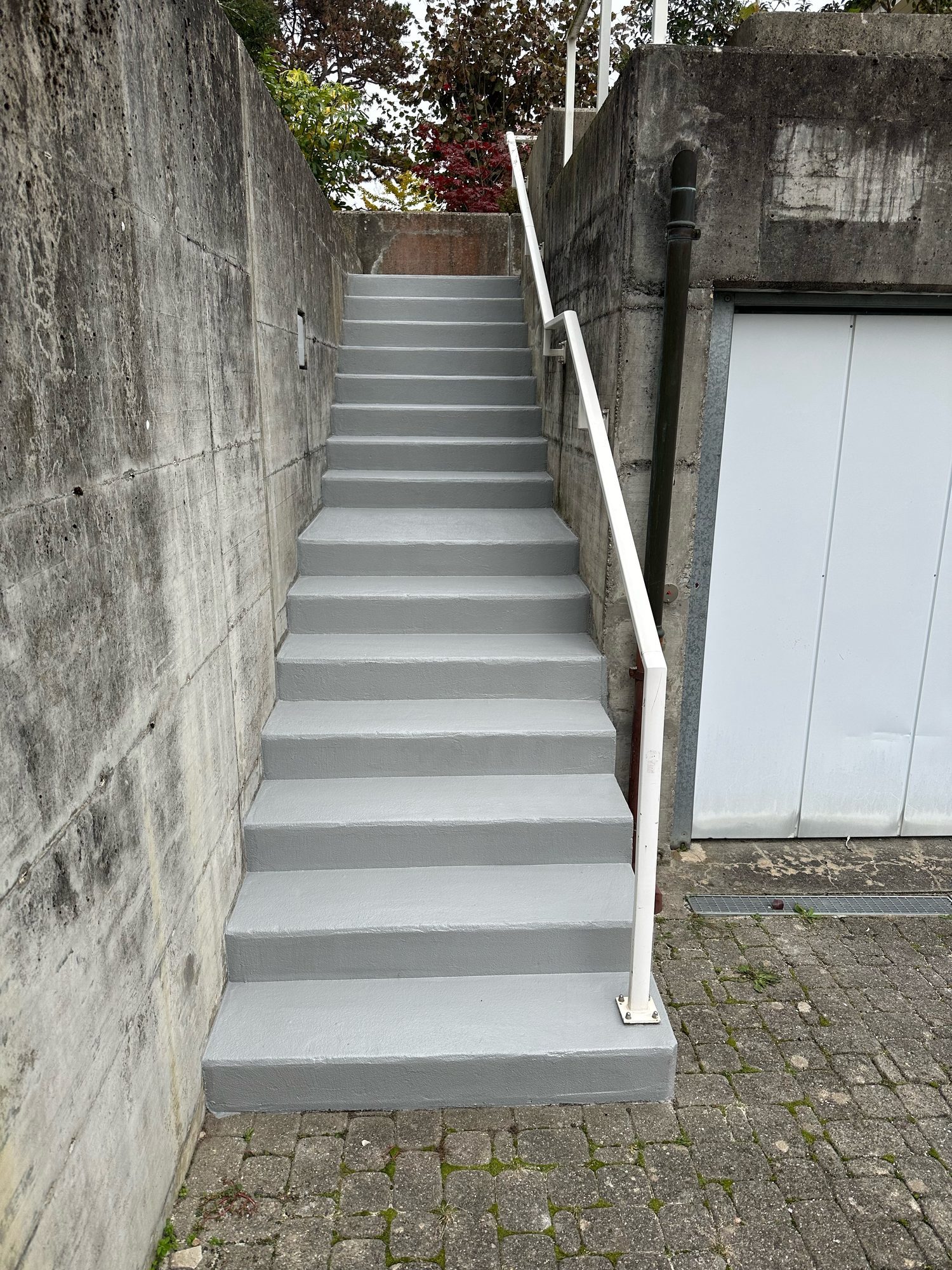 Nachher — Aussentreppe, rutschfeste Kunstharzbeschichtung
