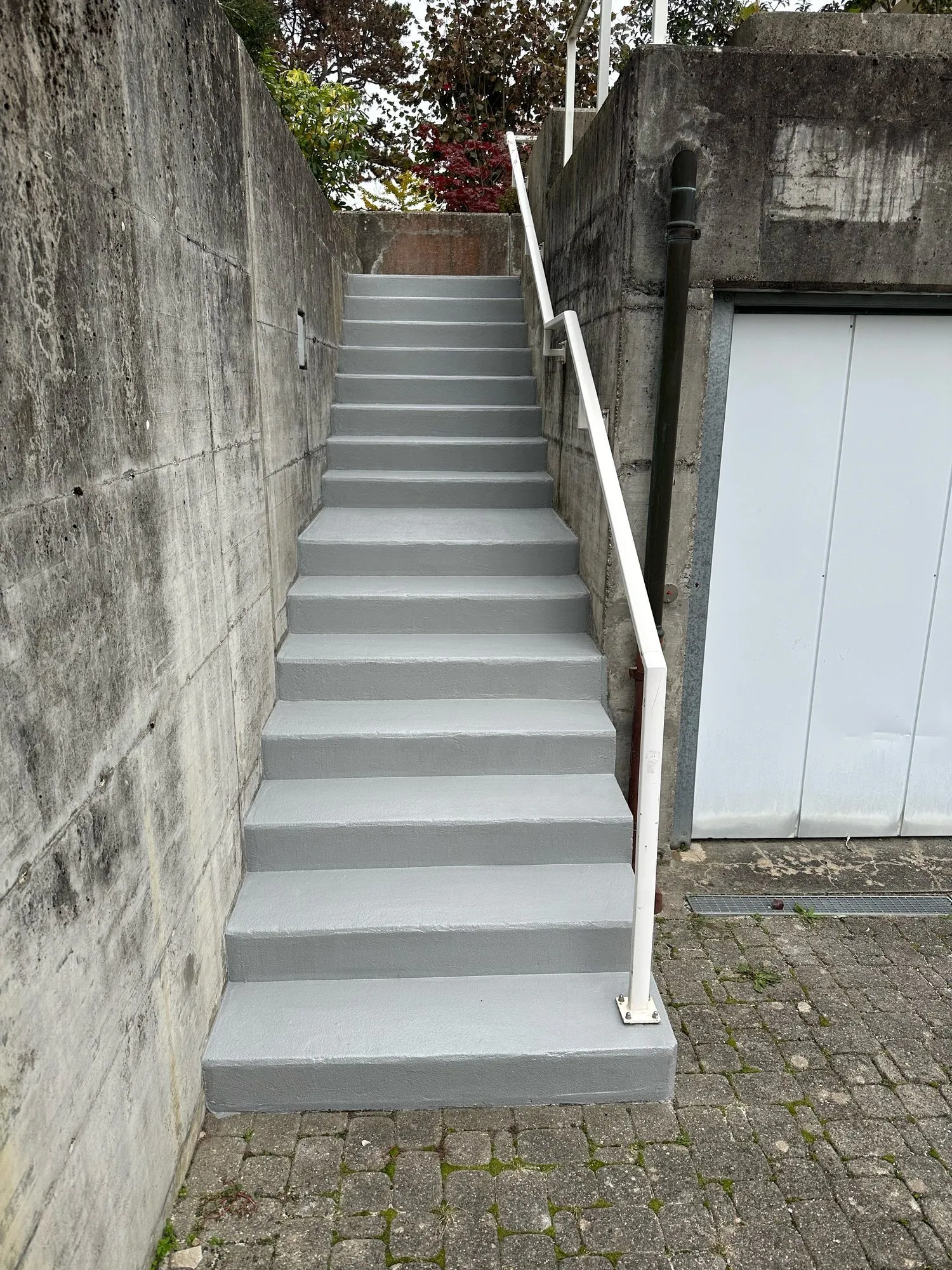 Aussentreppe mit grauer Kunstharzbeschichtung