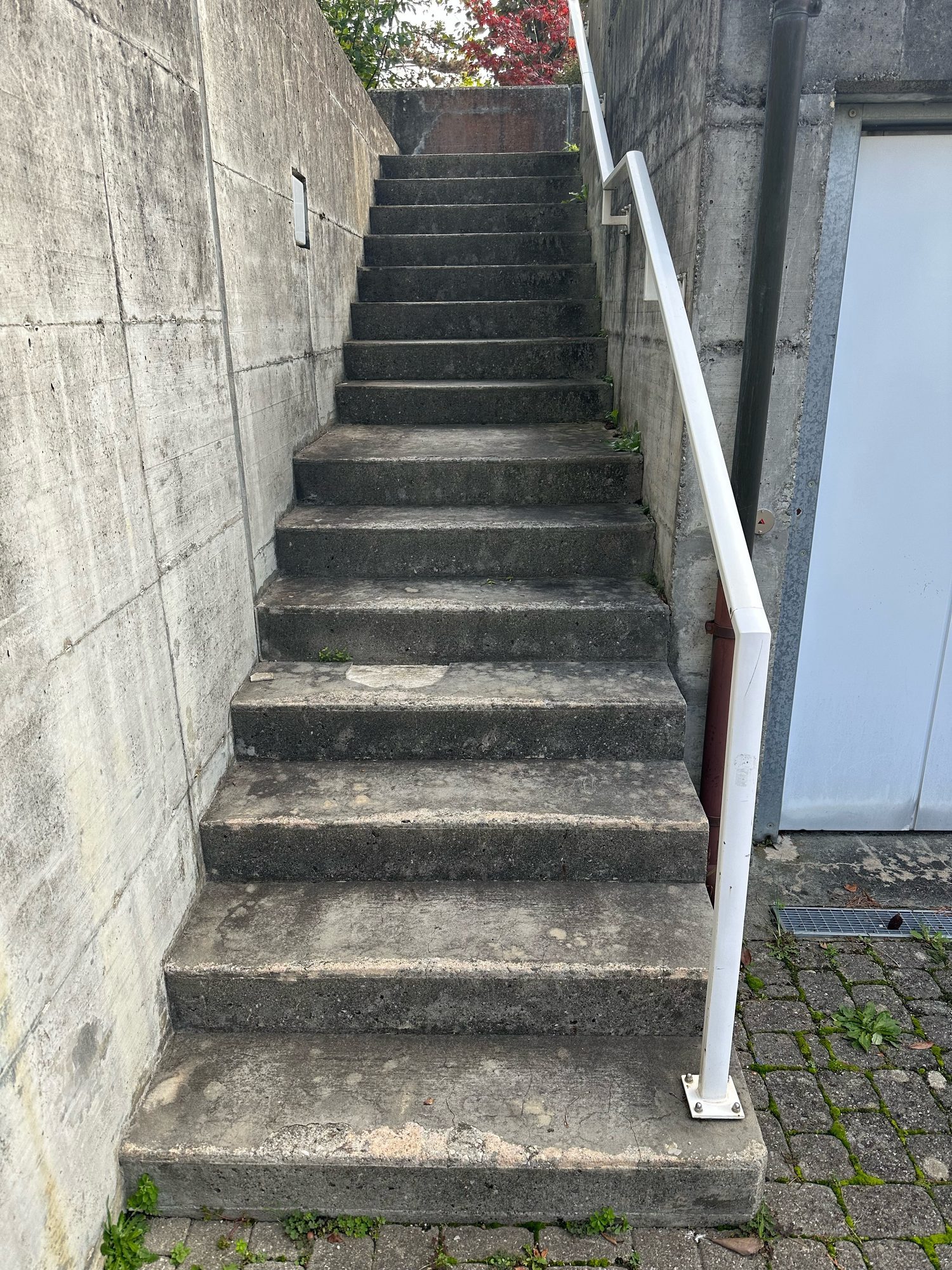 Vorher — Aussentreppe aus Rohbeton