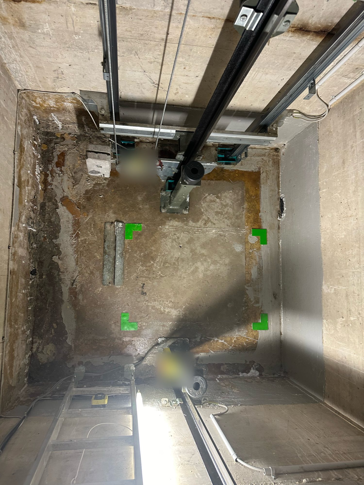 Lift pit with a bare floor, before the work