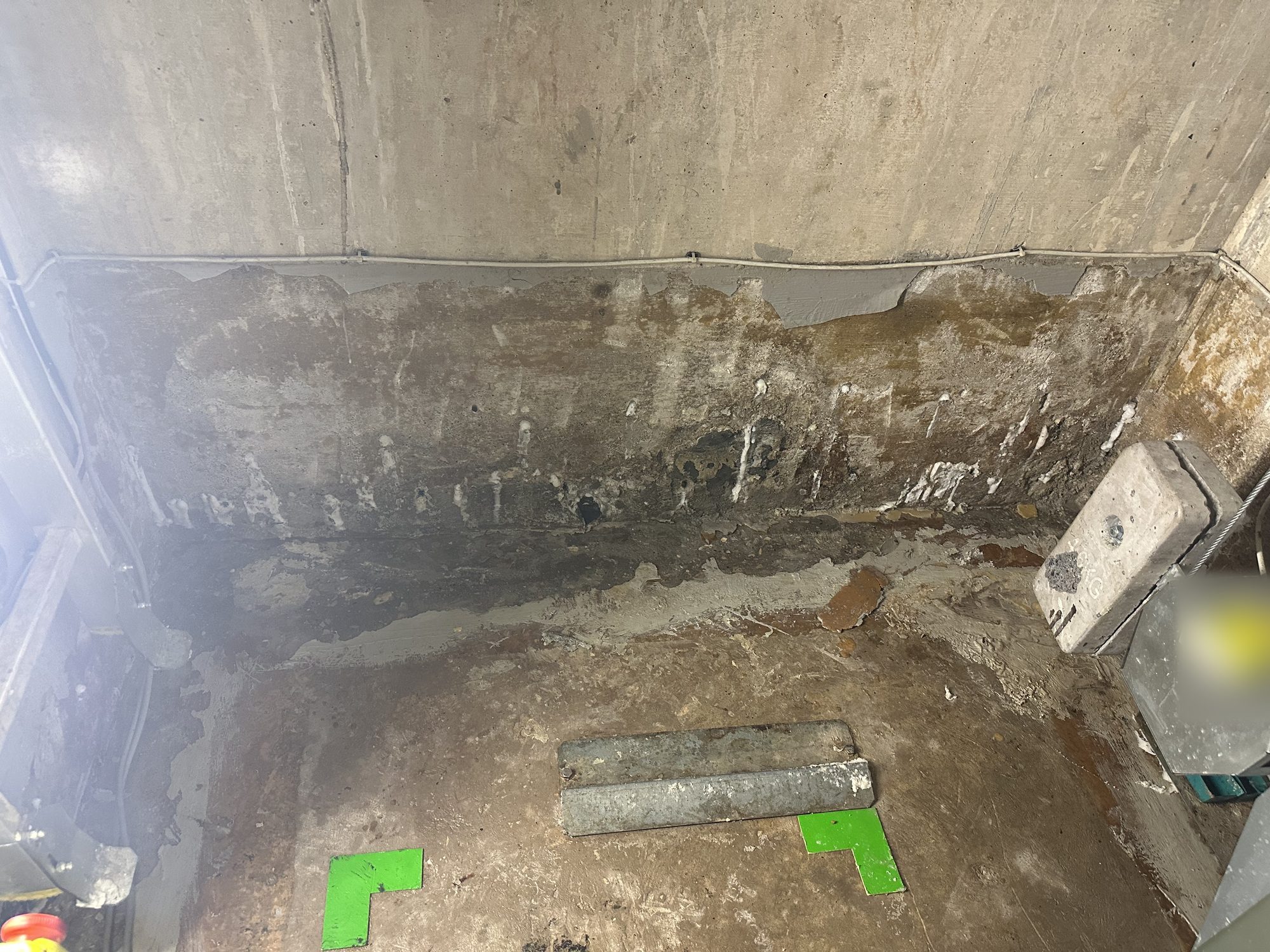 Bare pit floor, detail before the work