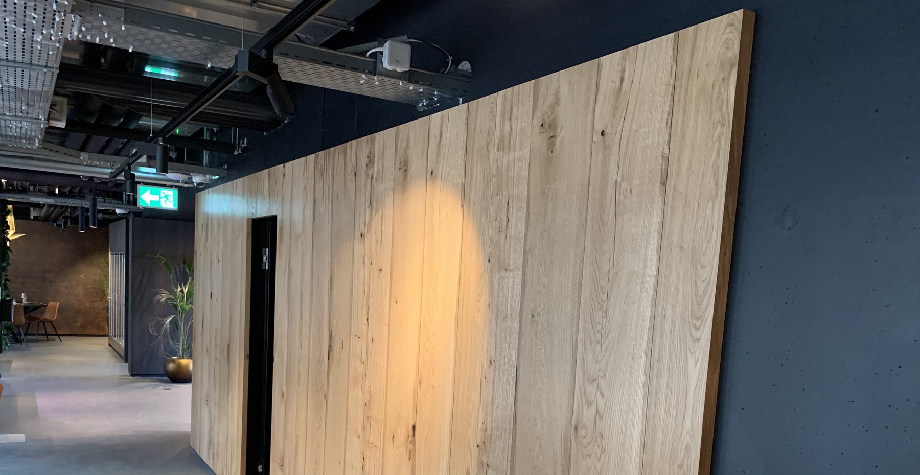 Solid oak wall cladding — Robolli fit-out