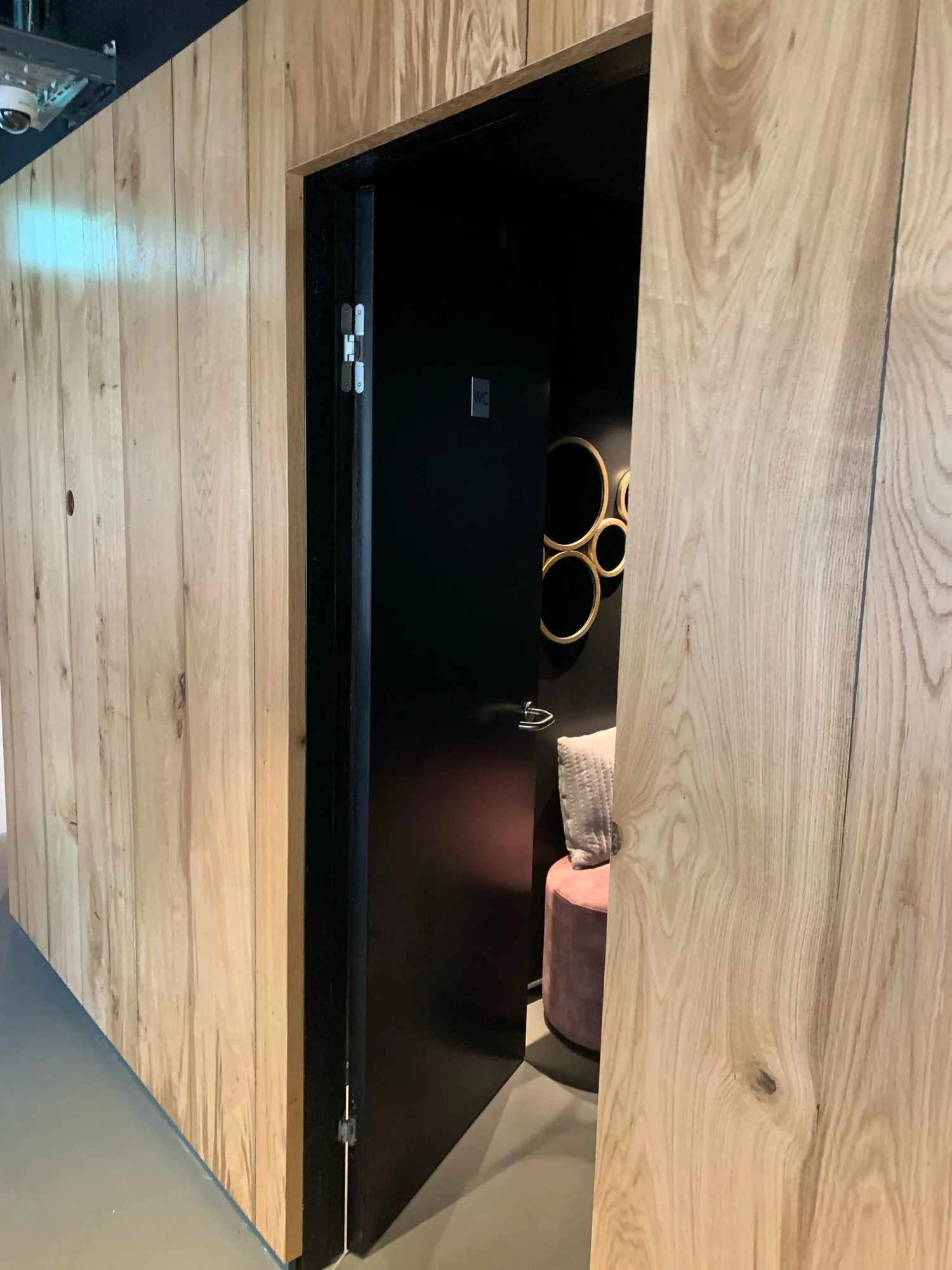 Detail der Holzverkleidung und der Tür