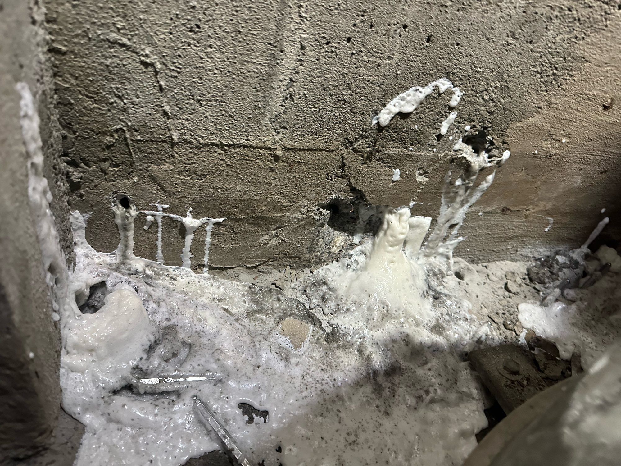 Harzinjektion in eine erdberührte Wand — Robolli Étanchéité