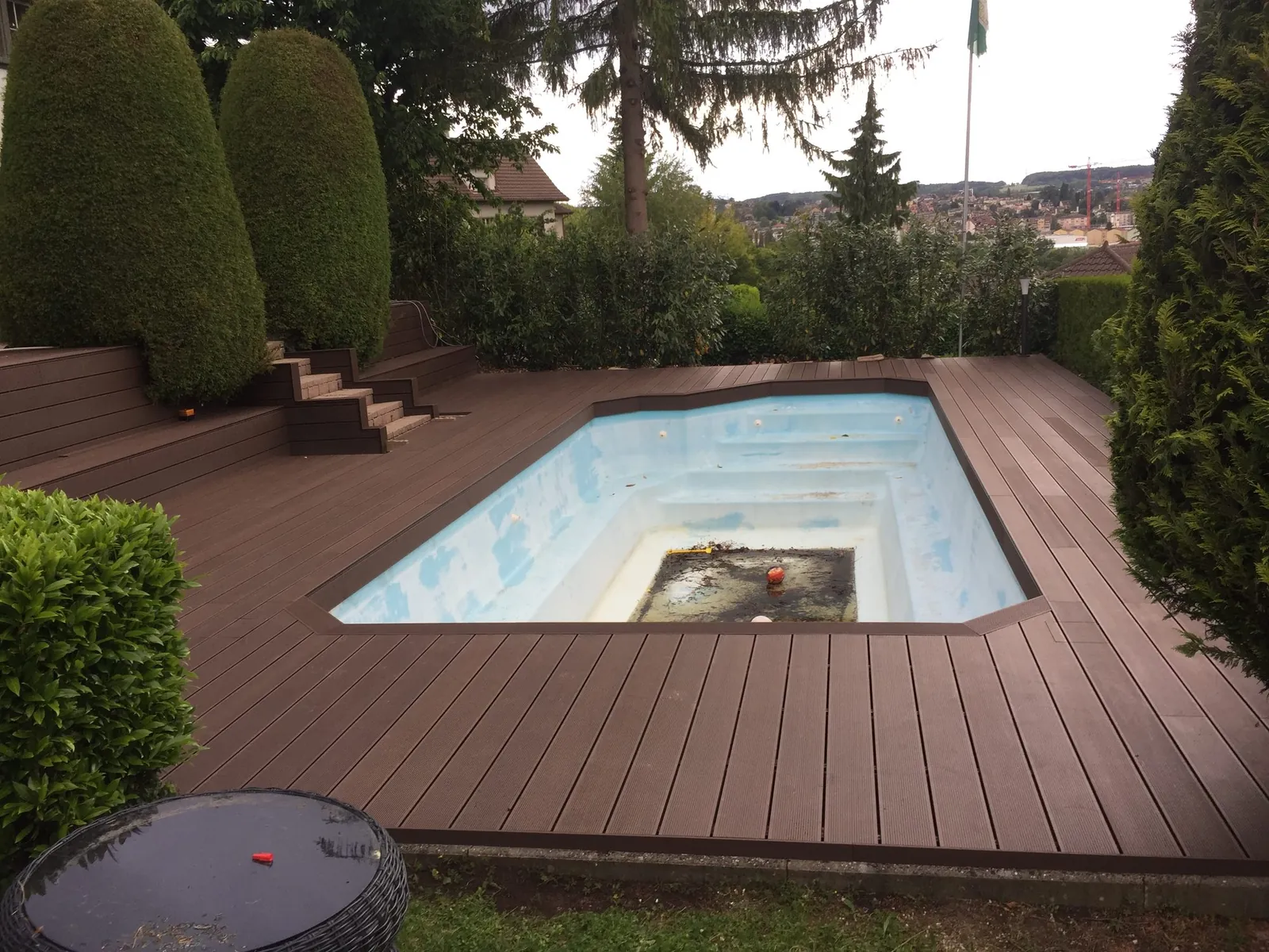 Fertige Pool-Umrandung, andere Ansicht