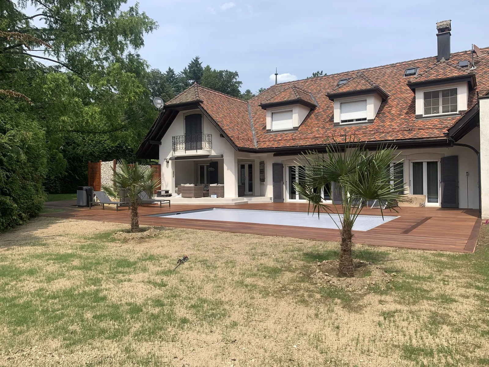 Grosse Pool-Umrandung aus Holz vor dem Haus
