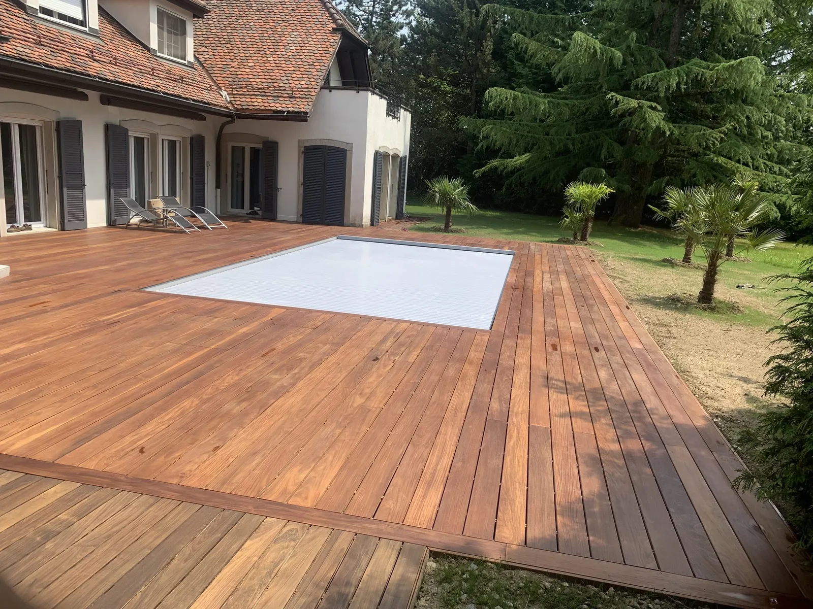 Holzdielen der Pool-Umrandung