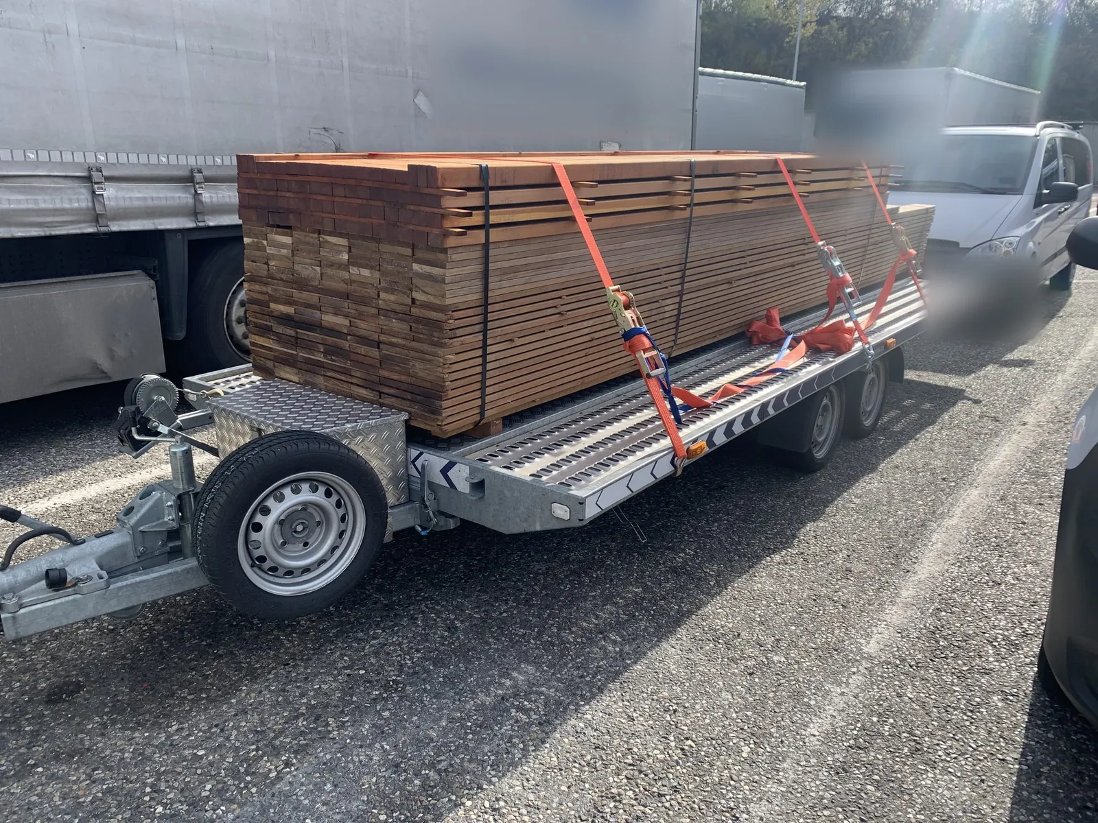 Lieferung der Holzdielen auf einem Anhänger