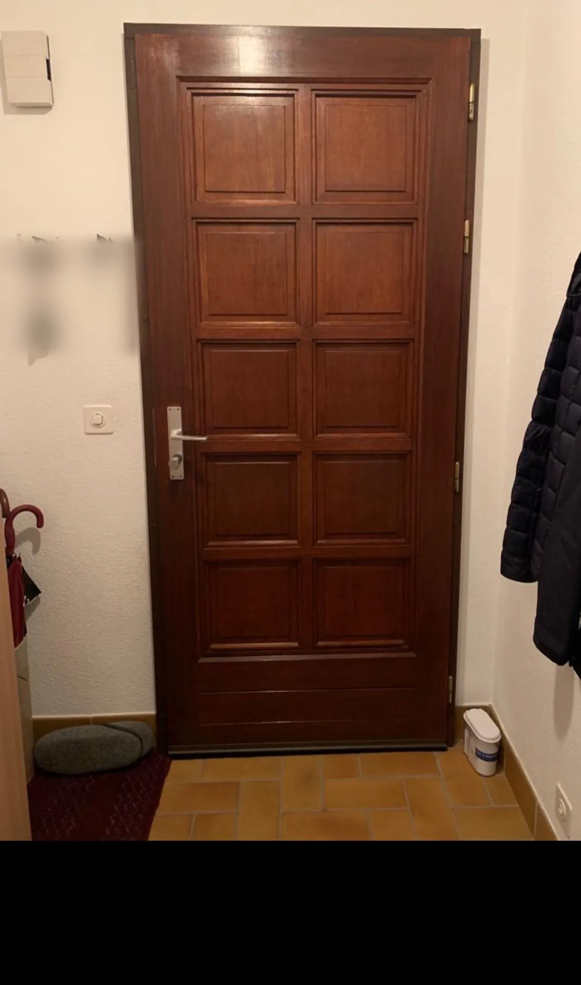 Alte Eingangstür aus Holz mit Füllungen