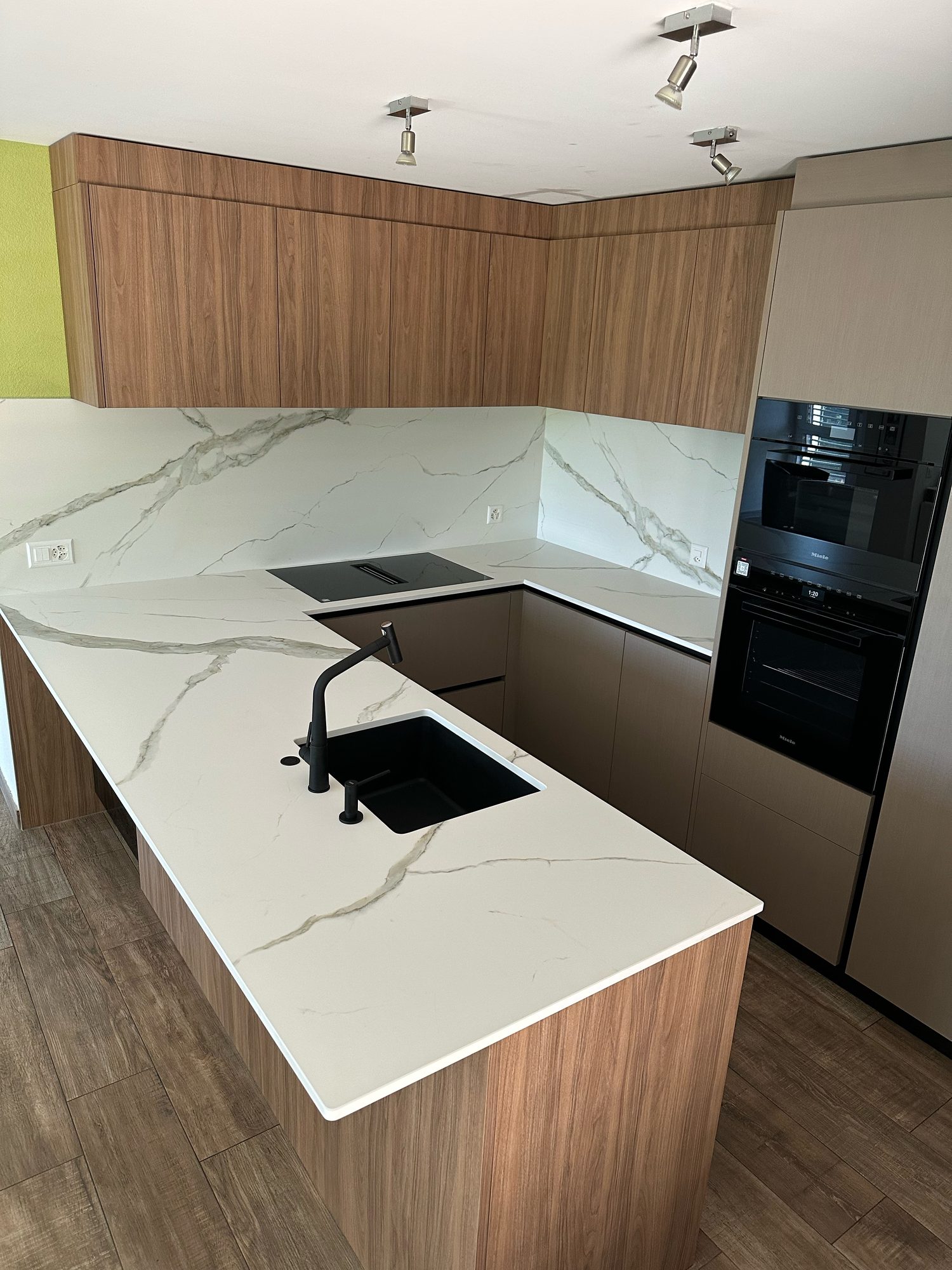 Worktop and splashback in a veined marble look