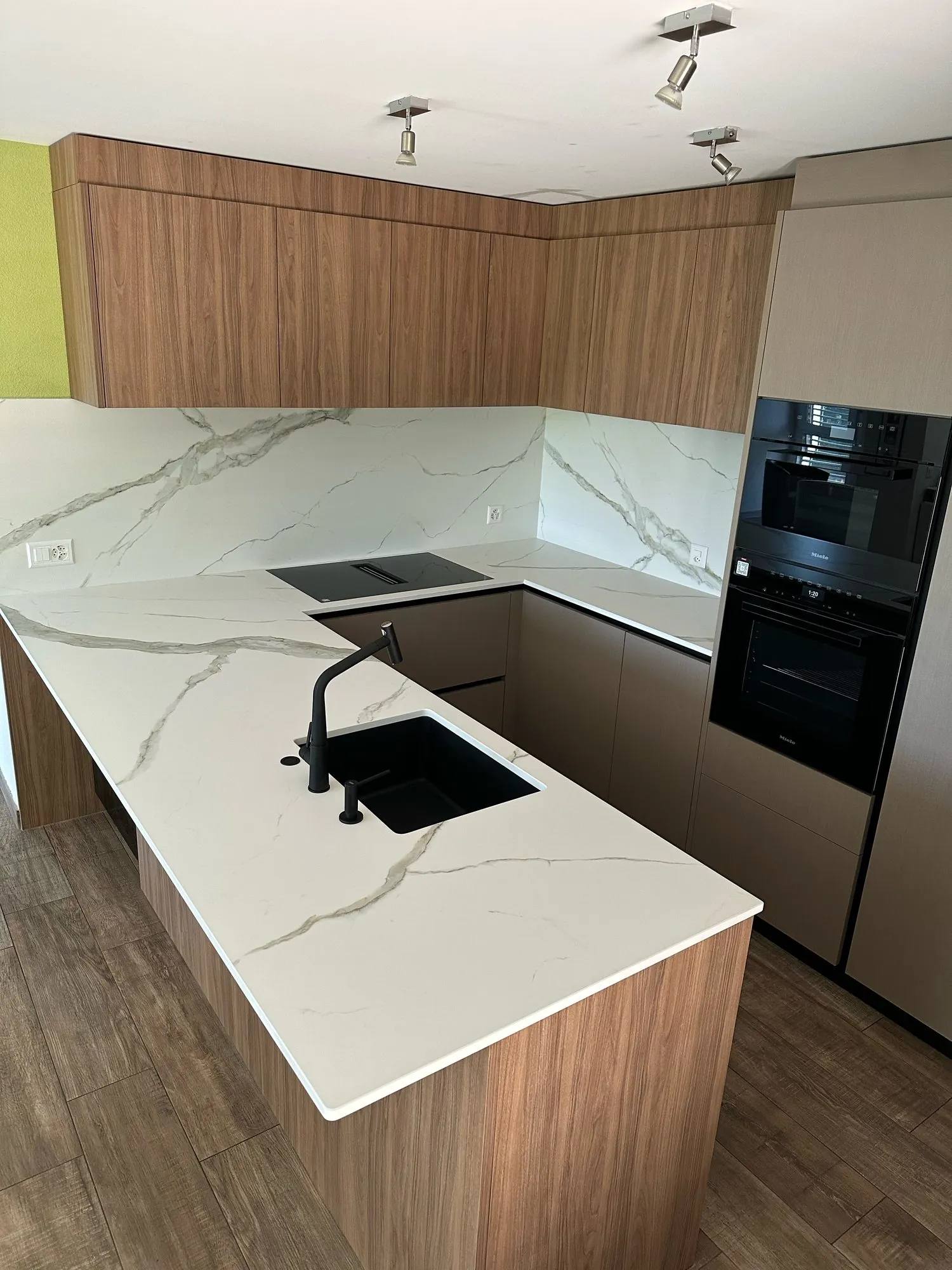 Arbeitsplatte und Rückwand in geäderter Marmoroptik