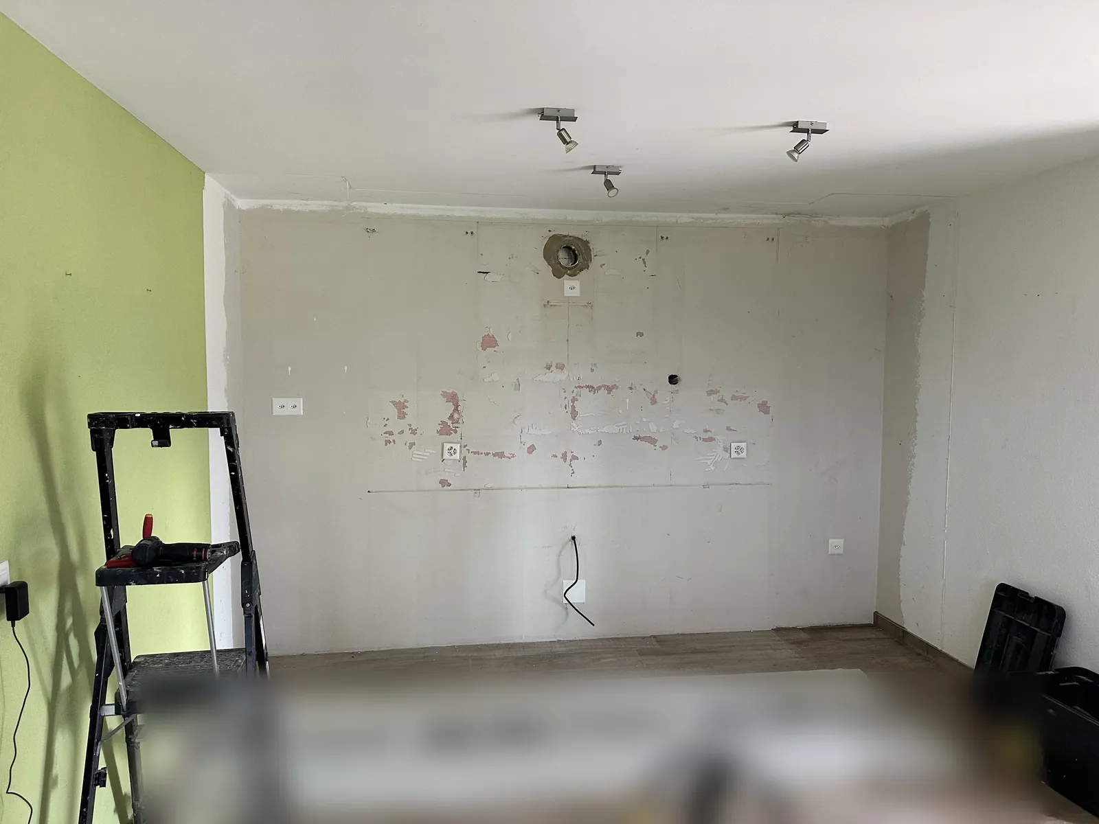Abgebaute Küche, blanke Wände