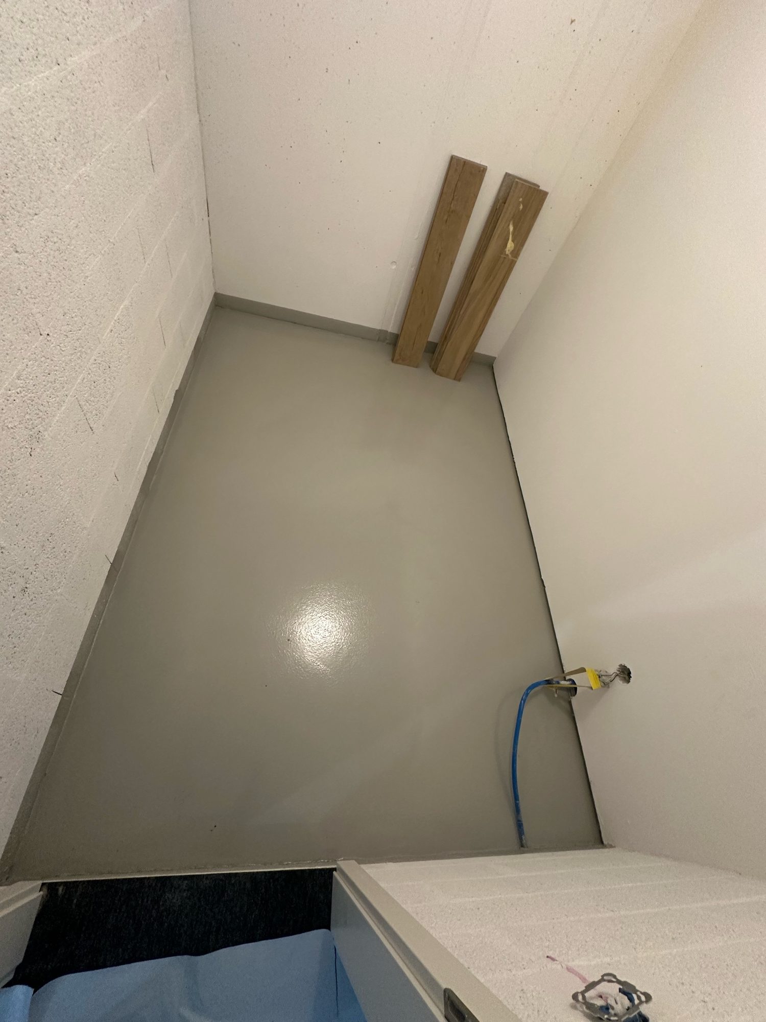 Small room with a glossy resin floor