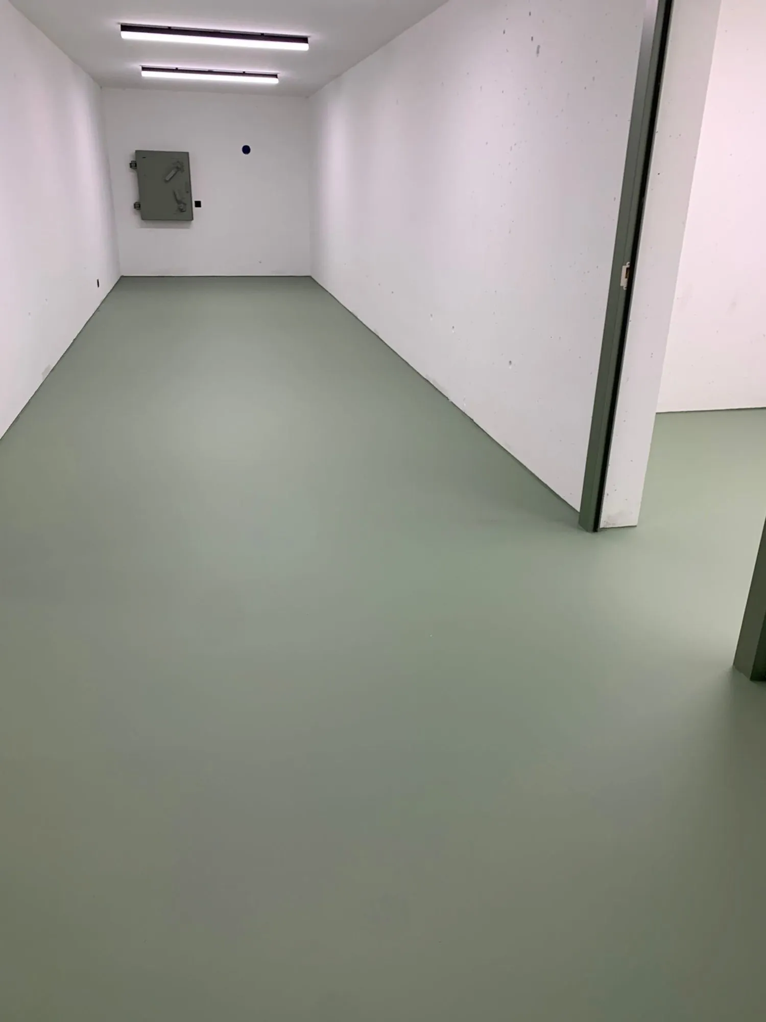 Oberfläche des graugrünen Kunstharzbodens
