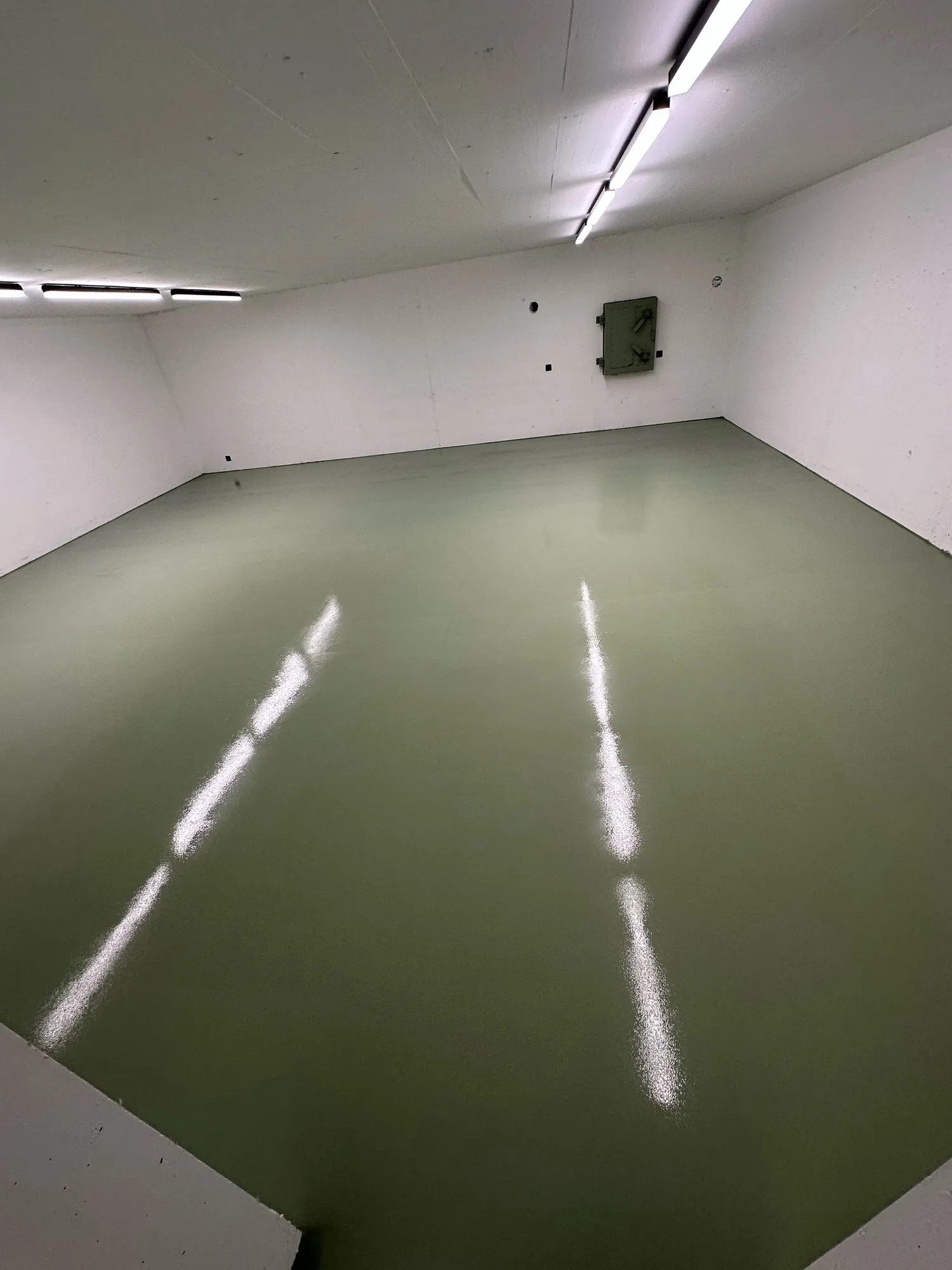 Graugrüner Kunstharzboden, andere Ansicht