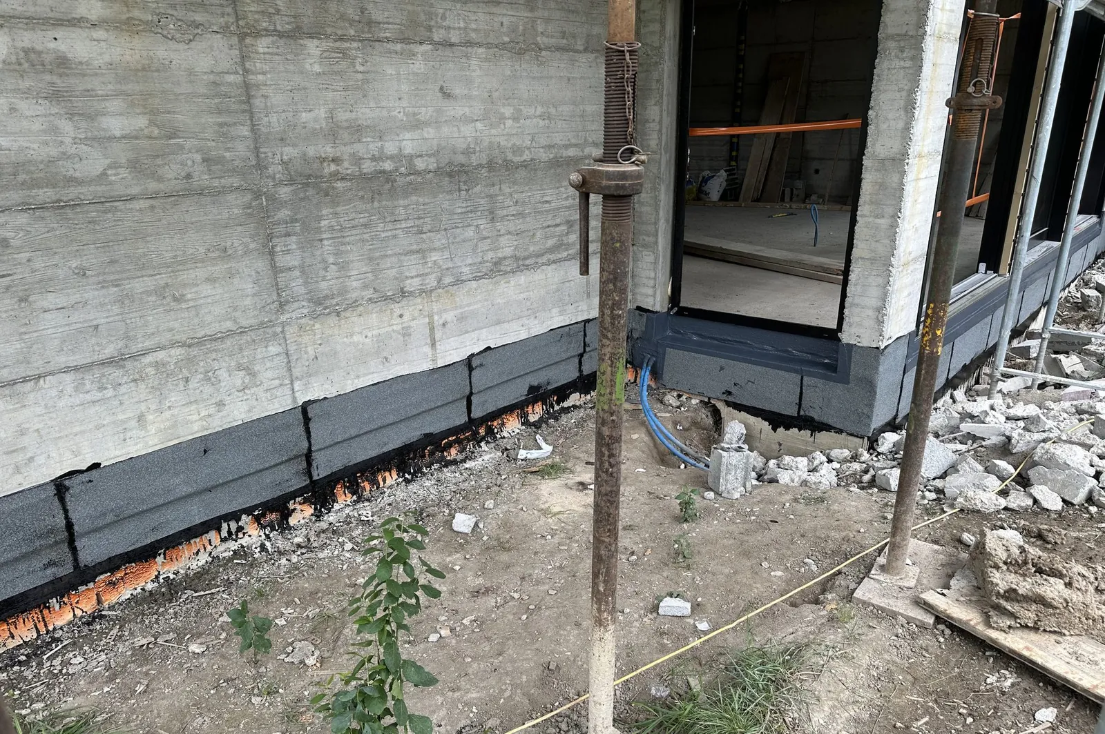 Bitumen-Dichtungsstreifen am Fuss einer Betonwand