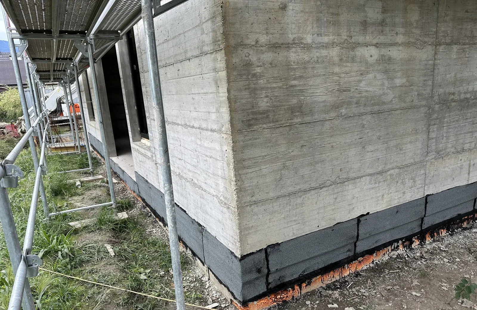 Sockel mit geschweisstem Bitumen entlang des Gebäudes