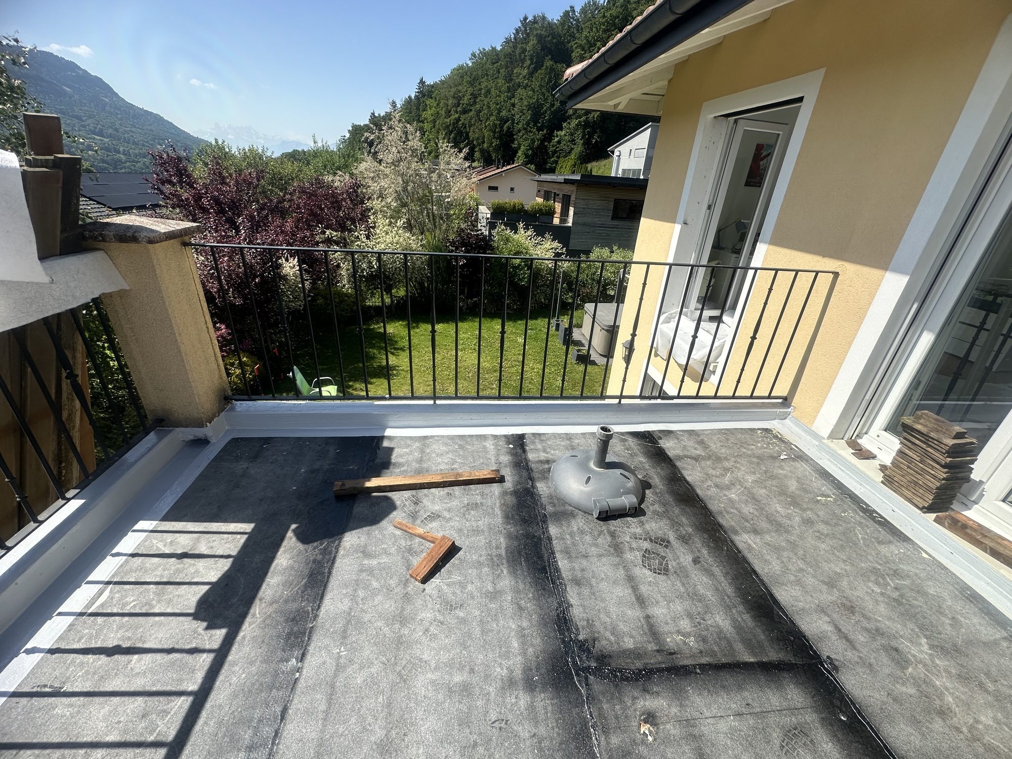 Nachher — Terrasse, geschweisstes Bitumen und Aufbordungen aus Kunstharz