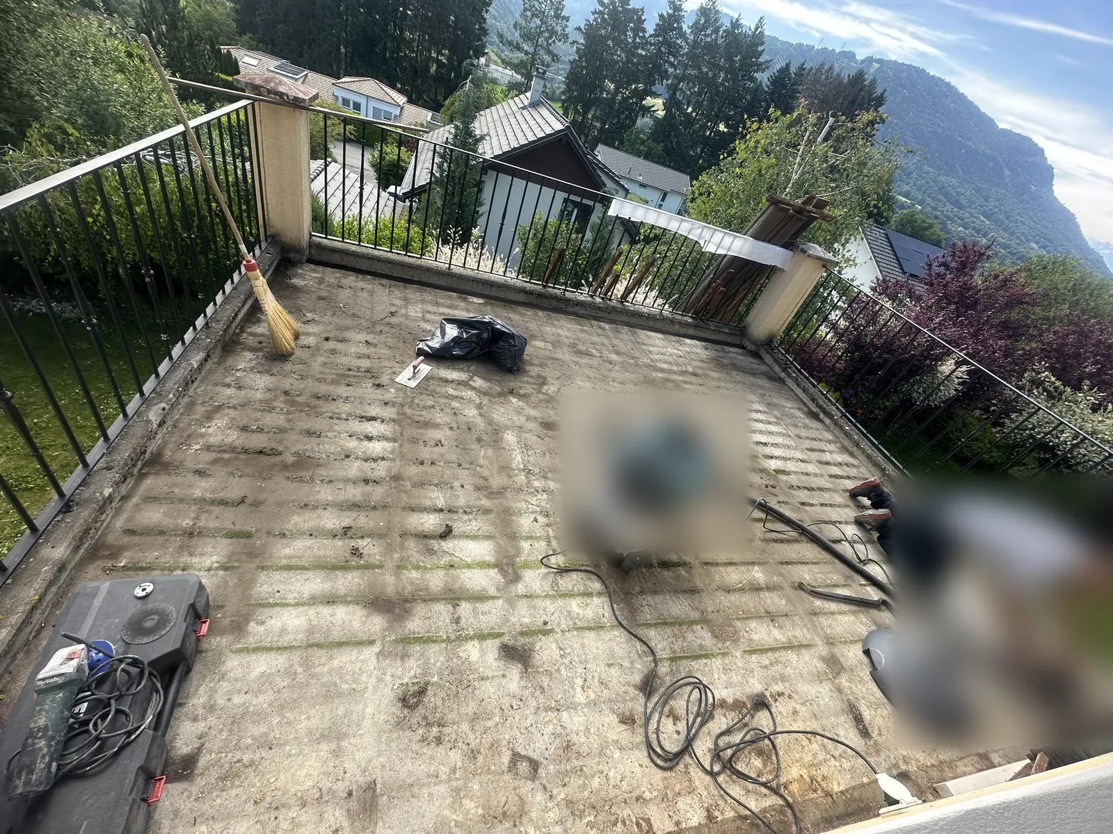 Terrasse mit beschädigtem altem Belag, vor den Arbeiten