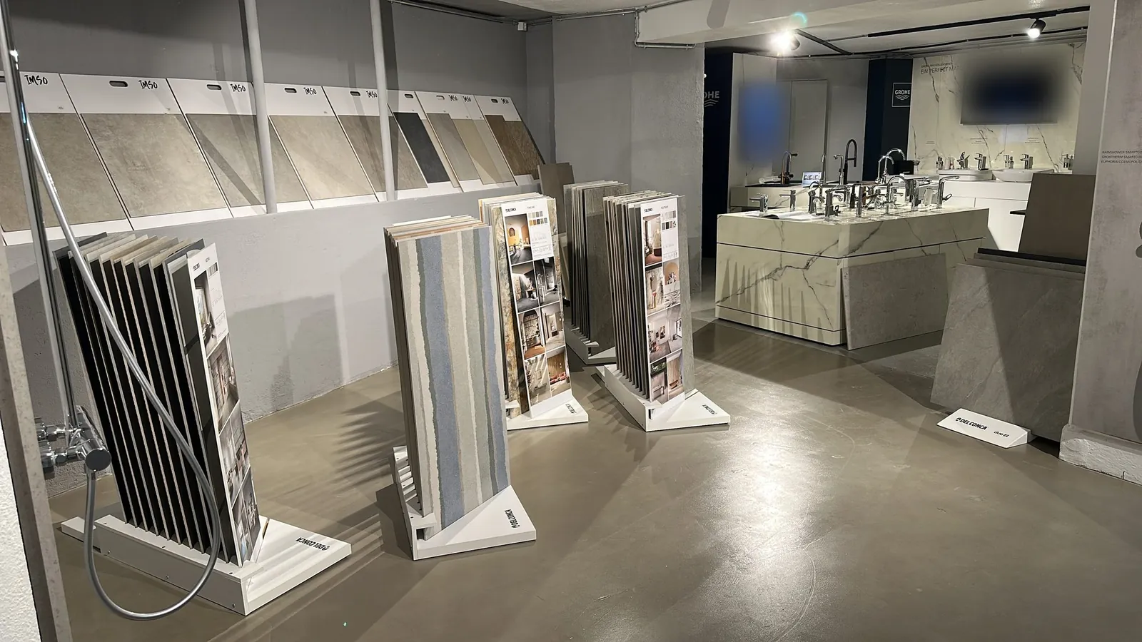 Fliesenausstellung und Armaturen-Insel