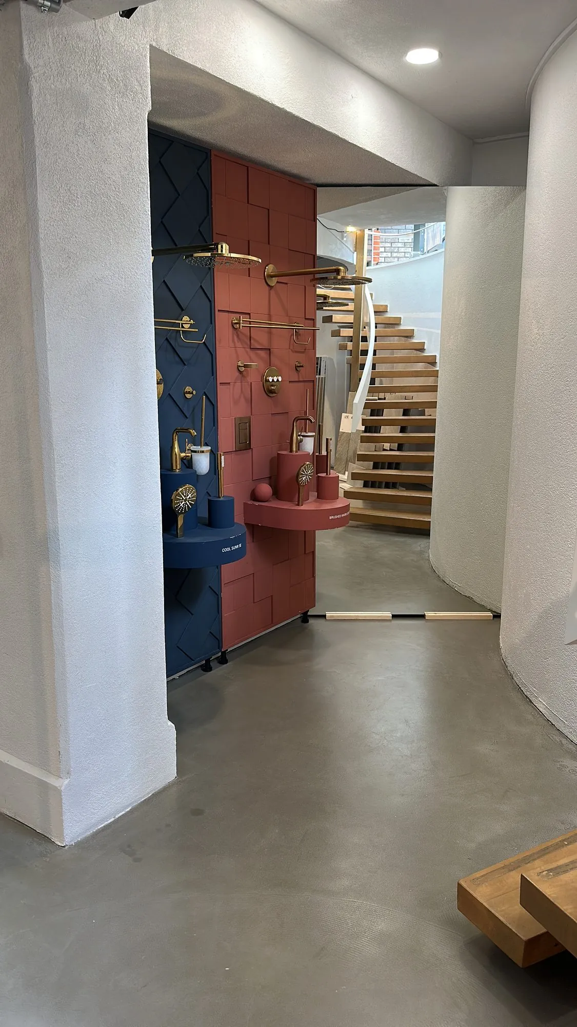 Farbige Armaturen und Treppe