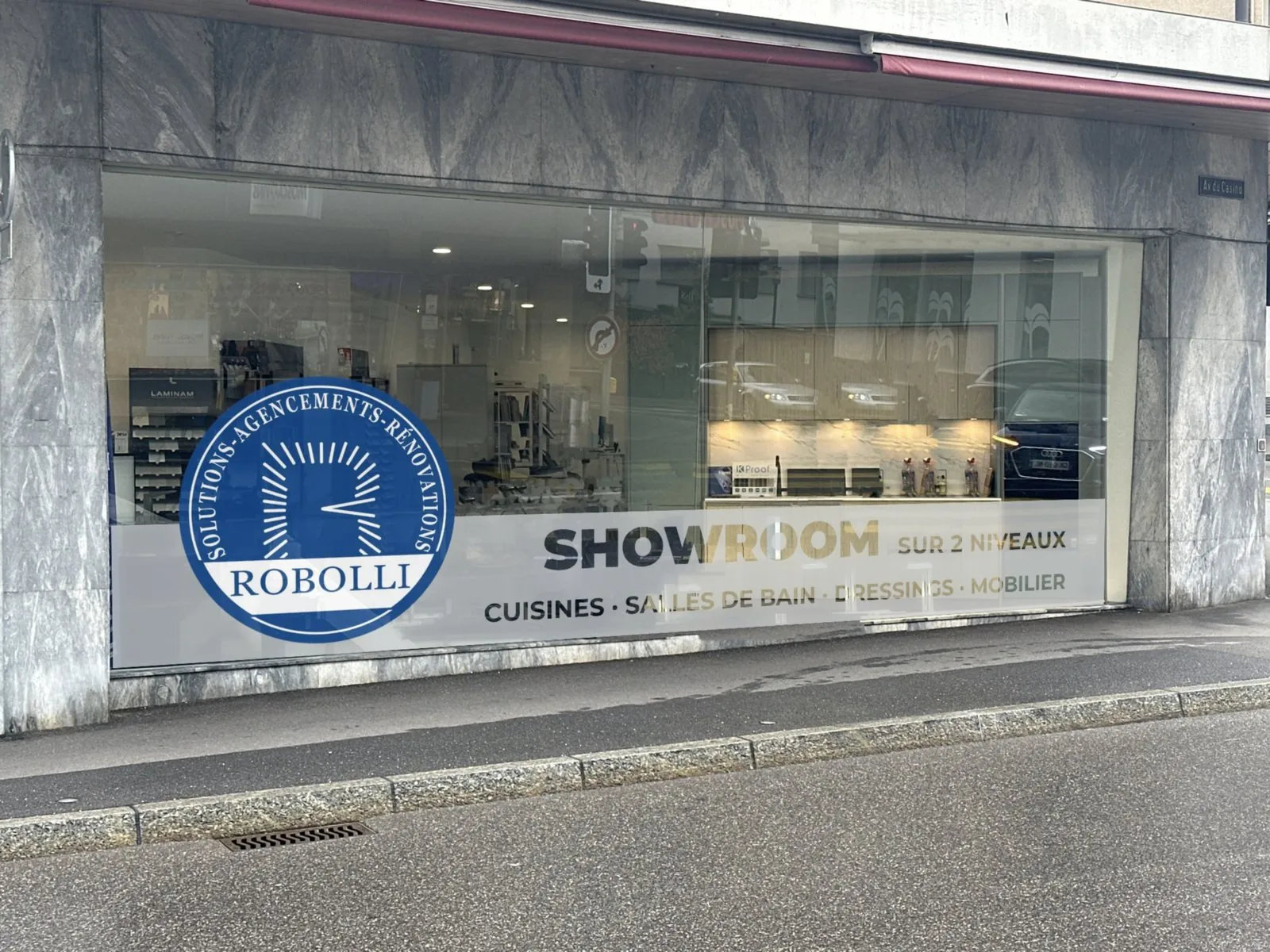 Schaufensterfolie des Robolli Showrooms bei Tag