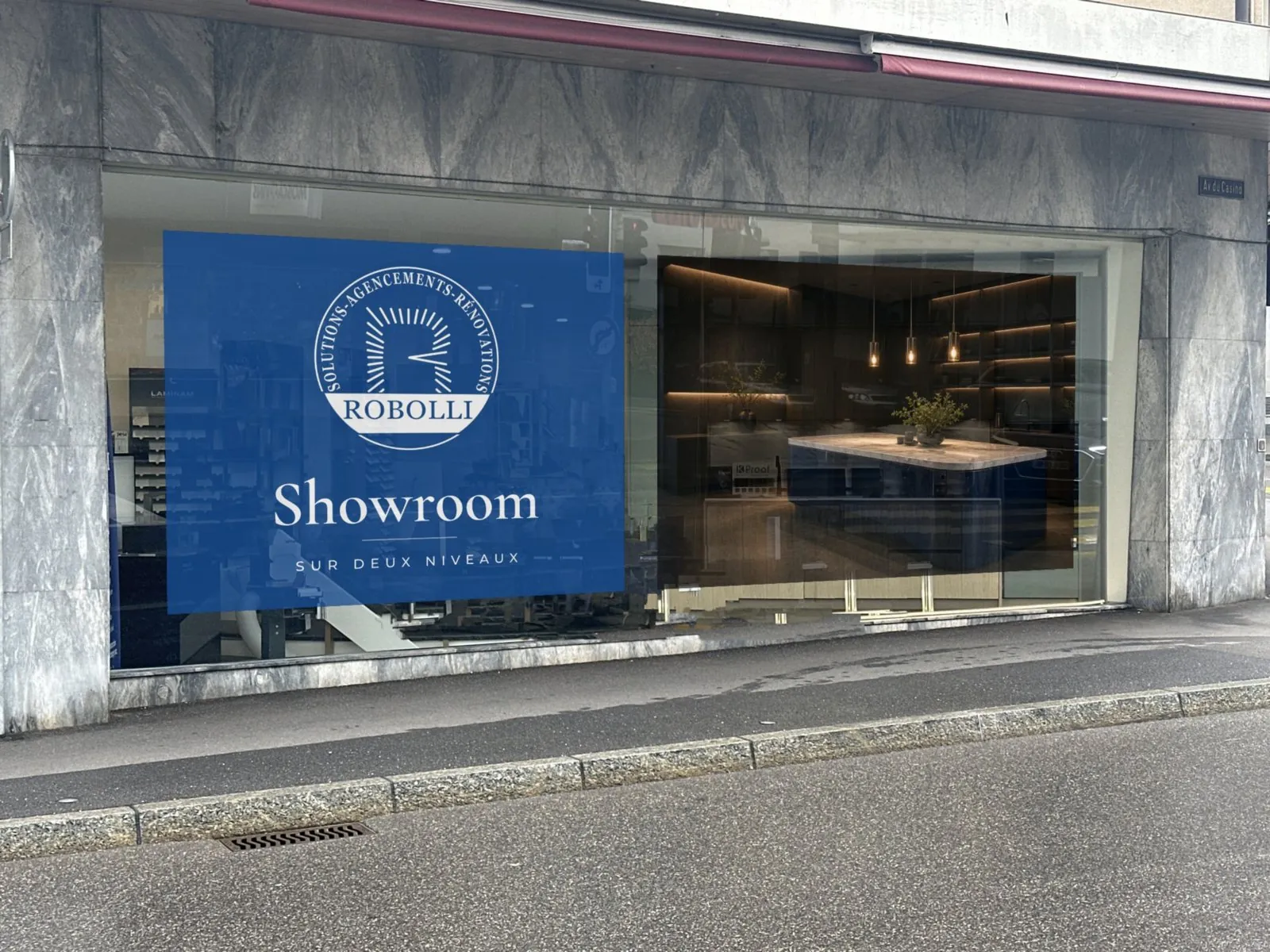 Vollflächig beklebtes Schaufenster des Robolli Showrooms